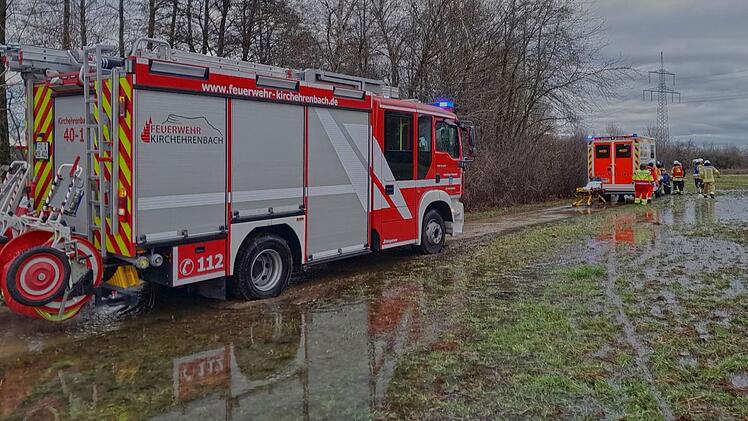 Kirchehrenbach: Rollstuhlfahrer bleibt im "eiskalten Wasser" stecken - Feuerwehr im Einsatz
