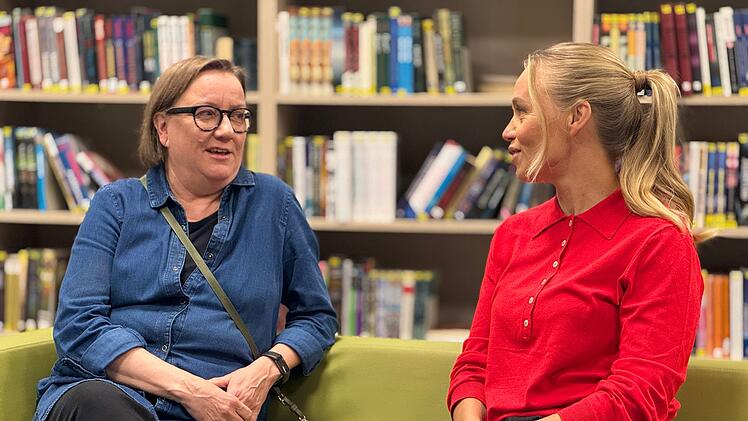 Meri Koivisto (rechts) befragt Schulrektorin Anna Hirvonen zum Thema Gl&uuml;ck.