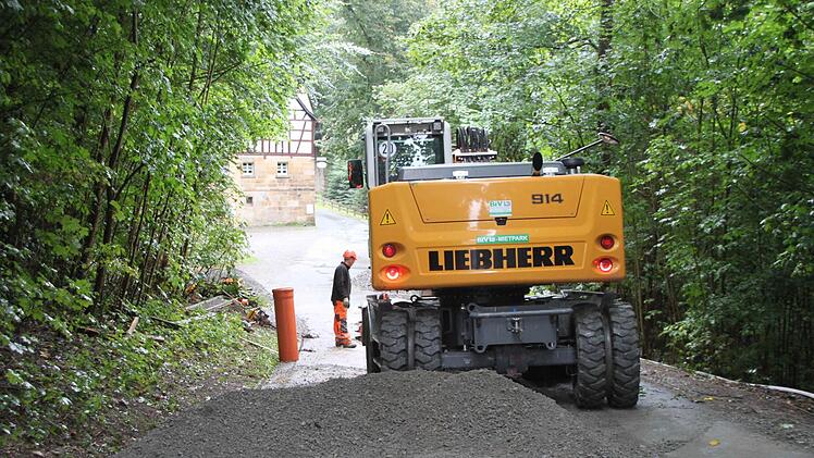 Die Arbeiter sind kurz vor der Gastwirtschaft "Zum Paul" zugange (im Hintergrund).