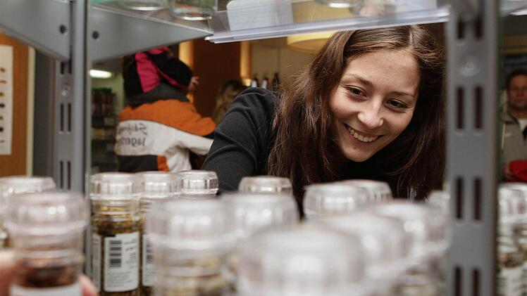 Dass die Regale immer gefüllt und die Etiketten gut lesbar sind, dafür sorgt unter anderem Julia Albrecht (21). Sie gehört aktuell zur Geschäftsleitung. Mindestens zwei Auszubildende kümmern sich täglich im Kressenstein 9 um die Kunden des Ladens "Rapsody & Spices". Geöffnet hat er von 10 bis 18 Uhr. Fotos: Jochen Nützel