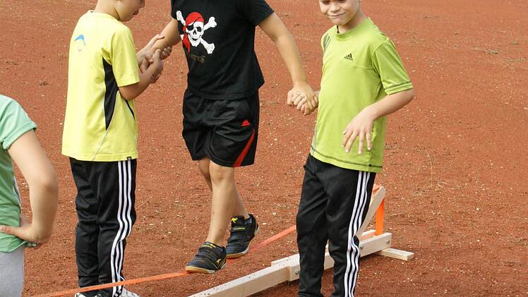 Rückwärts über die Slackline: dazu braucht es Konzentration und Vertrauen in diejenigen, die Hilfestellung geben.