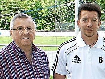 Ludwig Gutmann (links), der kürzlich verstorbene Hauptsponsor des FC Redwitz, und Trainer Uwe Kalb bildeten lange Jahre ein erfolgreiches Gespann beim derzeitigen Landesligisten. Foto: Archiv