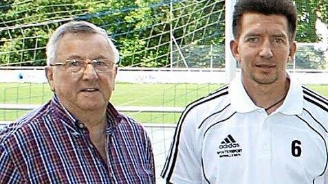 Ludwig Gutmann (links), der kürzlich verstorbene Hauptsponsor des FC Redwitz, und Trainer Uwe Kalb bildeten lange Jahre ein erfolgreiches Gespann beim derzeitigen Landesligisten. Foto: Archiv