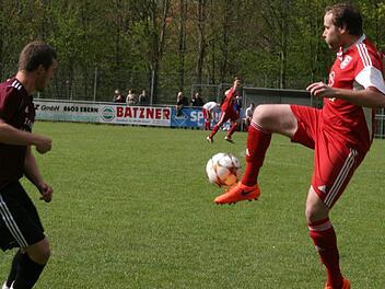Jonas Ludewig (rechts) erzielte den 2:2-Ausgleich für den TV Ebern.