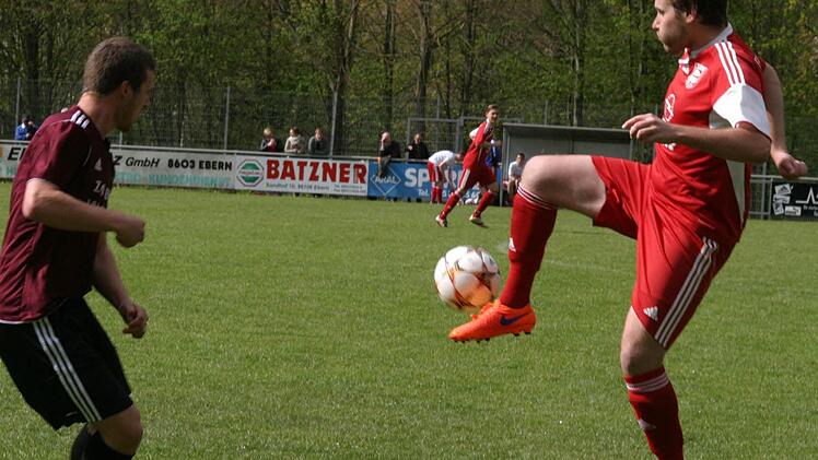 Jonas Ludewig (rechts) erzielte den 2:2-Ausgleich für den TV Ebern.