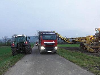 Um den heutigen Anforderungen der Landwirtschaft gerecht zu werden, müssen die Flurwege entsprechend ausgebaut werden. Auf unserem Foto werden mit entsprechenden Fahrzeugen Zuckerüben abgefahren.  Foto: Stefan Geiger