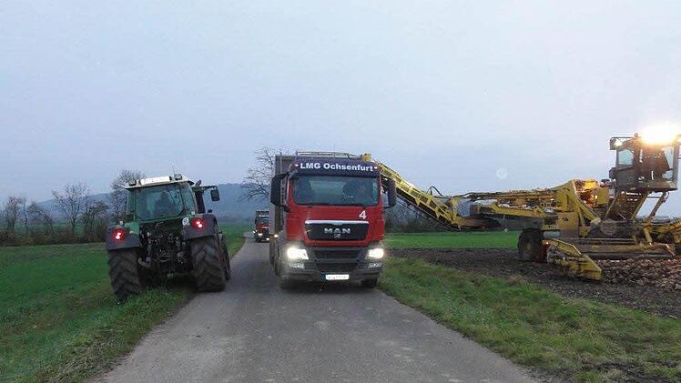 Um den heutigen Anforderungen der Landwirtschaft gerecht zu werden, müssen die Flurwege entsprechend ausgebaut werden. Auf unserem Foto werden mit entsprechenden Fahrzeugen Zuckerüben abgefahren.  Foto: Stefan Geiger