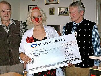 Zweiter Vorsitzender Uwe Forkel (links) und Vorsitzender Bernt Rose (rechts) von Kinis Erben überreichten an Klinikclown Dr. Kaala Knuffl einen Scheck in Höhe von 1000 Euro.  Foto: Edwin Meißinger