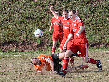 Von wegen zu Fall gebracht: Gleich dreimal traf Mathias "Cosmos" Kirchner gegen den SV Obererthal trotz der hautengen Bewachung durch die Rot-Weißen. Foto: ssp