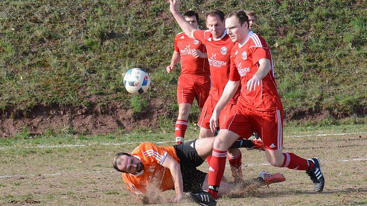 Von wegen zu Fall gebracht: Gleich dreimal traf Mathias "Cosmos" Kirchner gegen den SV Obererthal trotz der hautengen Bewachung durch die Rot-Weißen. Foto: ssp