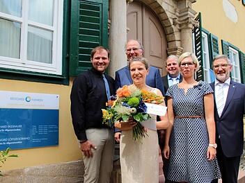 Offiziell eröffnet wurden am gestrigen Mittwoch das neue von Regiomed betriebene MVZ in Seßlach. Dabei hießen Landrat Michael Busch, Simone Müller, Matthias Kempf und Prof. Johannes Brachmann (alle Regiomed, von rechts) sowie Bürgermeister Martin Mittag (links) die neue Allgemeinmedizinerin Dr. Ingrid Löffler-Soriano (mit Blumenstrauß) herzlich willkommen. Sie hat gemeinsam mit Reinhard Faßhauer die ehemalige Praxis von Dr. Peter Falkenberg am Marktplatz übernommen. Foto: Bettina Knauth