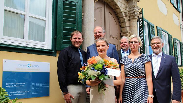 Offiziell eröffnet wurden am gestrigen Mittwoch das neue von Regiomed betriebene MVZ in Seßlach. Dabei hießen Landrat Michael Busch, Simone Müller, Matthias Kempf und Prof. Johannes Brachmann (alle Regiomed, von rechts) sowie Bürgermeister Martin Mittag (links) die neue Allgemeinmedizinerin Dr. Ingrid Löffler-Soriano (mit Blumenstrauß) herzlich willkommen. Sie hat gemeinsam mit Reinhard Faßhauer die ehemalige Praxis von Dr. Peter Falkenberg am Marktplatz übernommen. Foto: Bettina Knauth