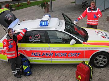 Durch viele Spenden konnten die "Helfer vor Ort" (HvO) den Rettungswagen anschaffen. Nicht nur die Ehrenamtlichen Nadja Greifensteiner und Marco Knüttel freut das.  Foto: Beatrix Lieb