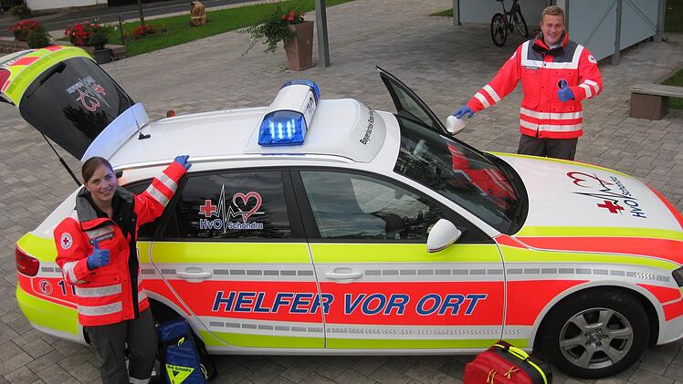 Durch viele Spenden konnten die "Helfer vor Ort" (HvO) den Rettungswagen anschaffen. Nicht nur die Ehrenamtlichen Nadja Greifensteiner und Marco Knüttel freut das.  Foto: Beatrix Lieb