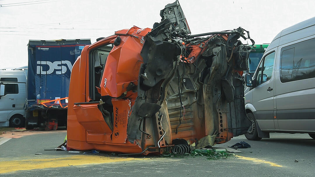 A3 im Kreis Würzburg: Führerhaus bricht nach Massenunfall vom Rest des LKWs ab