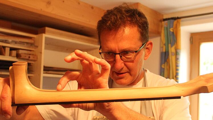 Im Gitarrenbau ist äußerste Präzision gefragt, vor allem dort, wo etwas eingepasst werden muss. Thomas Schaller genießt solche handwerklichen Herausforderungen.