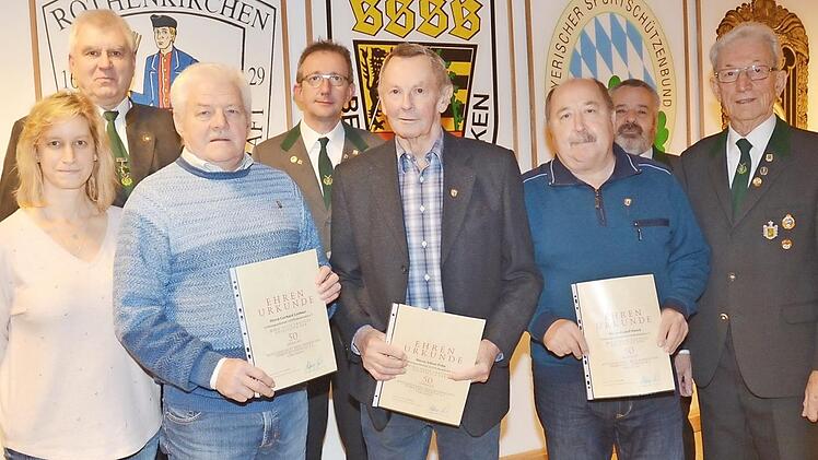 Bei den Ehrungen (v. l.) Tina Baumstark, 2. Schützenmeister Wolfgang Bergmann, Gerhard Grebner, Mathias Beetz, Alfons Fehn, Rudolf Hauck, 3. Schützenmeister Michael Staar und 1. Schützenmeister Reinhold Wolf