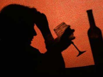 Mit 1,7 Promille rief ein 24-Jähriger bei der Polizei an und meldete einen vermeintlichen Unfall. Keine gute Idee, wie der Mann nun am Lichtenfelser Amtsgericht feststellen musste.  Symbolfoto: Patrick Pleul, dpa