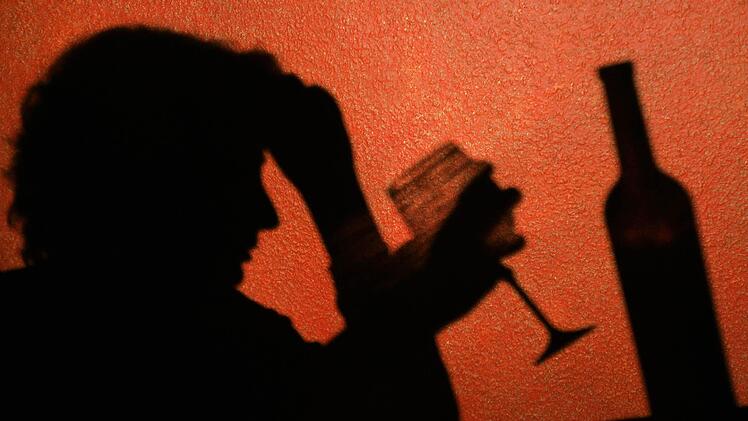 Mit 1,7 Promille rief ein 24-Jähriger bei der Polizei an und meldete einen vermeintlichen Unfall. Keine gute Idee, wie der Mann nun am Lichtenfelser Amtsgericht feststellen musste.  Symbolfoto: Patrick Pleul, dpa