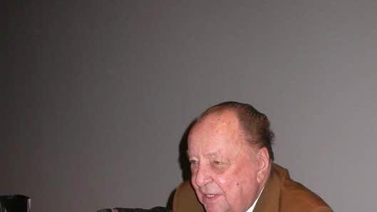 Das Brauereimuseum hat sich auch der Kultur und der Literatur verschrieben - unser Archivbild aus dem Jahr 2007 zeigt den früheren BR-Redaktionsleiter Ottmar Schmidt bei einer Lesung, in der es i´um Biergeschichte und Biergeschichten ging.Archiv/Horst Wunner