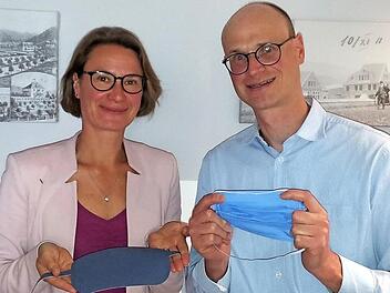 Das traditionsreiche Familienunternehmen Wilhelm Kneitz AG produziert in der Corona-Krise auch hochwertigen Stoff für Gesichtsmasken. Unser Bild zeigt Vorstand und Firmenchefin Sibylla Naumann sowie den Vorsitzenden des Aufsichtsrates Ralf-Herbert Kneitz.  Foto: privat