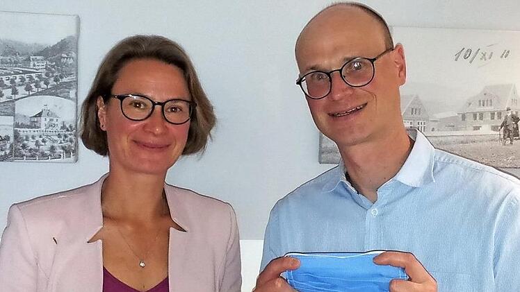 Das traditionsreiche Familienunternehmen Wilhelm Kneitz AG produziert in der Corona-Krise auch hochwertigen Stoff für Gesichtsmasken. Unser Bild zeigt Vorstand und Firmenchefin Sibylla Naumann sowie den Vorsitzenden des Aufsichtsrates Ralf-Herbert Kneitz.  Foto: privat