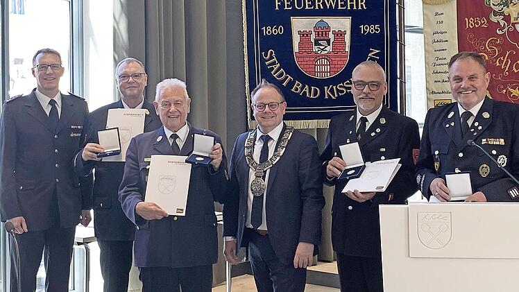 Harald Albert, Thomas Baumgart, Klaus Horch und Karl-Heinz Mehringer wurden für ihr Engagement für die langjährige Freundschaft mit der Feuerwehr Stadt Schorndorf von Oberbürgermeister Bernd Hernikel mit der Daimlermedaille der Stadt Schorndorf a...