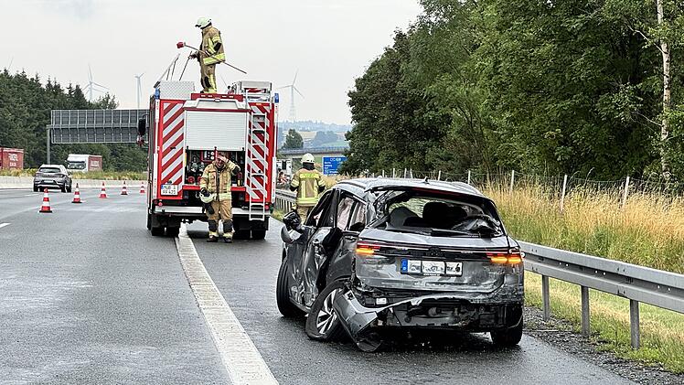 Auf der A9 auf H&ouml;he M&uuml;nchberg kam es wegen des Wetters zu einem schweren Verkehrsunfall. Auf nach dem Starkregen nasser Fahrbahn kam eine Fahrerin mit ihrem Auto ins Schleudern und krachte mit dem Heck des Fahrzeugs in einen Lastwagen.