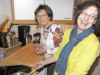 Wer nicht glaubt, dass Kochen großen Spaß macht, sollte einmal bei Helga Heubner (links) oder Katja Bösel vorbei schauen. Die beiden Damen haben im vergangenen halben Jahr viel Zeit und Mühe investiert, um "Rezepte rund um den Gemünner Kirchturm" für ein Kochbuch der evangelischen Kirchengemeinde zu sammeln. Foto: Berthold Köhler