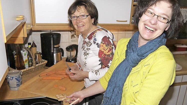 Wer nicht glaubt, dass Kochen großen Spaß macht, sollte einmal bei Helga Heubner (links) oder Katja Bösel vorbei schauen. Die beiden Damen haben im vergangenen halben Jahr viel Zeit und Mühe investiert, um "Rezepte rund um den Gemünner Kirchturm" für ein Kochbuch der evangelischen Kirchengemeinde zu sammeln. Foto: Berthold Köhler