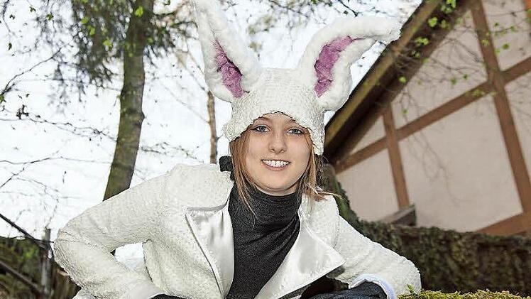 In dem Stück "Alice im Wunderland", das am 13. Juni auf der Trebgaster Naturbühne Premiere hat, spielt Saskia Luthardt "Weiße Kaninchen", dem Alice in seinen Bau folgt. Foto: Martin Ritter