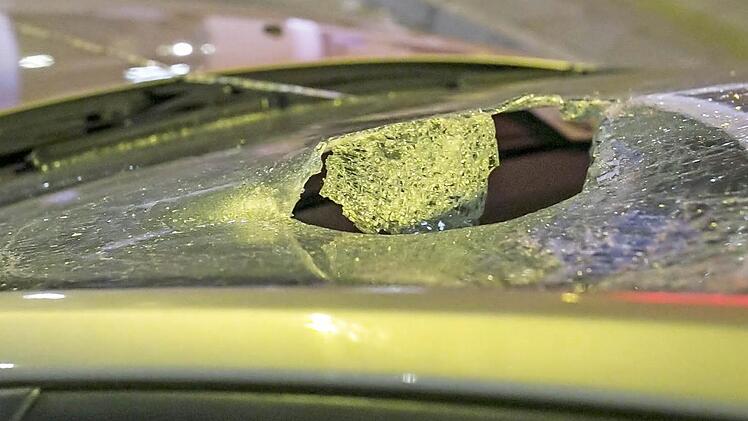 Der 26-Jährige aus dem Itzgrund wurde bei dem Aufprall auf den Wagen so gegen die Windschutzscheibe geschleudert, dass diese zerbarst. Foto: News5/Dostal