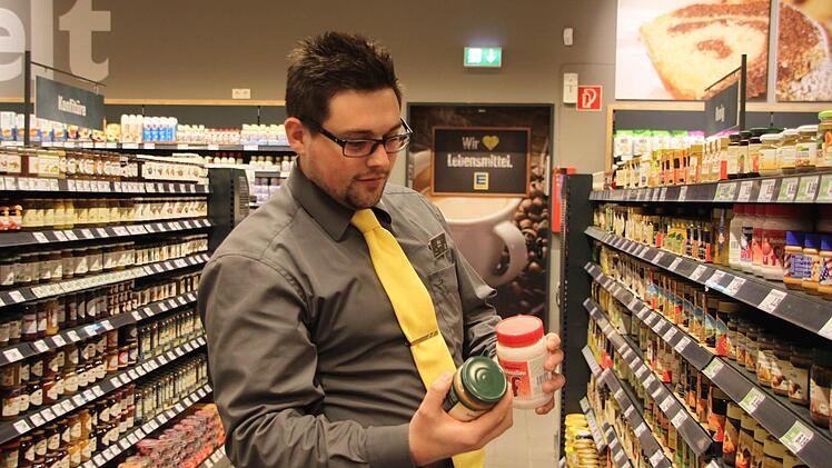 Matthias Krug, Mitarbeiter des E-Centers Seidl, kontrolliert das Haltbarkeitsdatum. Was nicht mehr verkauft werden kann, geht an die "Tafel". Weggeworfen wird möglichst nichts. Foto: Silvia Vießmann