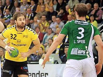 Adnan Harmandic (links) war mit neun Treffern der effektivste Spieler auf dem Parkett und er stellte auch das 22:22 für den HSC Coburg gegen Rimpar in der Schlussminute sicher.
