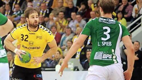Adnan Harmandic (links) war mit neun Treffern der effektivste Spieler auf dem Parkett und er stellte auch das 22:22 für den HSC Coburg gegen Rimpar in der Schlussminute sicher.