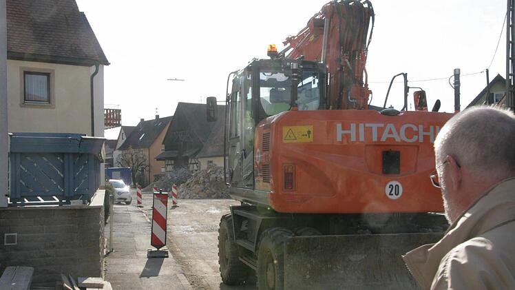 Der geparkte Bagger ist die einzige Sperre, die wirksam die Durchfahrt in Eggolsheim verhindert. Fotos: Hubele
