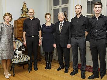Erinnerungsfoto in der Villa Victoria (von links): Daniela Schadt, Hotelhund Amadeus, Volker Sommer, Marion Reinhardt-Sommer, Joachim Gauck sowie Simon und Louis Sommer. Foto: privat