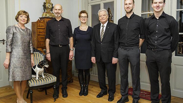Erinnerungsfoto in der Villa Victoria (von links): Daniela Schadt, Hotelhund Amadeus, Volker Sommer, Marion Reinhardt-Sommer, Joachim Gauck sowie Simon und Louis Sommer. Foto: privat