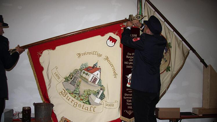 Walter Nussel widmete der Feuerwehr ein Fahnenband.