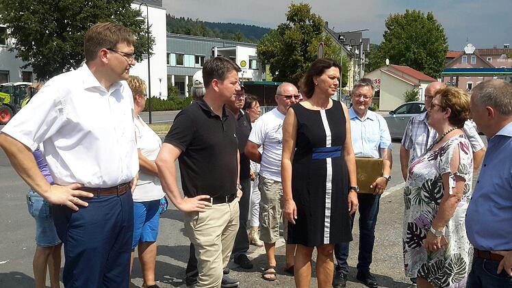 Die Ideen für die künftige Nutzung des ehemaligen Bahnhofsgeländes legte Bürgermeisterin Brigitte Meyerdierks (2. von rechts) der damaligen Staatsministerin und heutigen bayerischen Landtagspräsidentin Ilse Aigner (Bildmitte) bei deren Besuch Anfang August in Bad Brückenau dar. Mittlerweile hat die Stadt das Areal gekauft und kann konkret planen.  Rolf Pralle