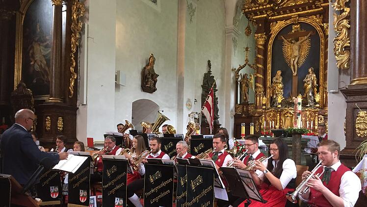 Die Feuerbergmusikanten begeisterten mit ihrem  Konzert auf dem Kreuzberg. Foto: Regina Rinke
