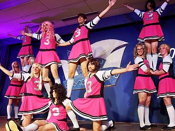 Fesch anzusehen und in der Lieblingsfarbe der Frauen: Das Gauaschacher M&auml;nnerballett. Bianca Volkert