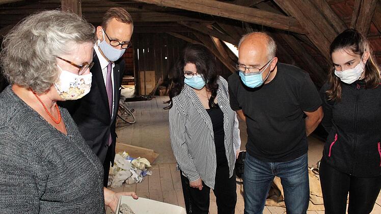 Martina Edelmann erläutert die Funde im Beisein von Thomas Pickel (Vorstandsmitglied der Sparkasse), Irina Gerschmann, Christian Plätzer und Studentin Sophia Ludäscher (v. l.), die eine Arbeit über die Synagoge schreibt.      Foto: Evi Seeger