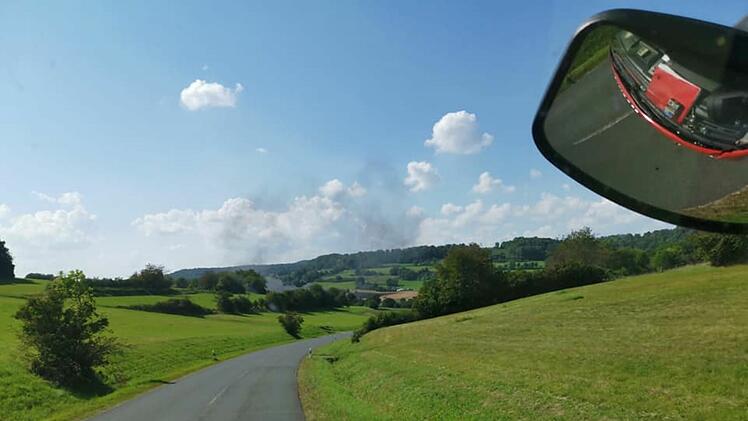 Rauchentwicklung bei Uetzing: Eine landwirtschaftliche Maschine war in Vollbrand geraten.