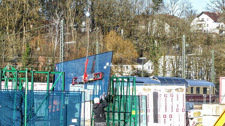 Die Einzelelemente f&uuml;r die Glasfassade am Globe werden montiert.Foto: Jochen Berger