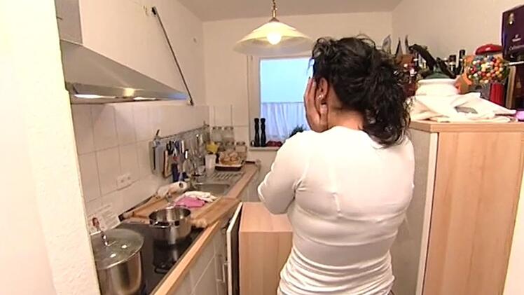 Hobbyk&ouml;chin Benson aus Essen ist entsetzt: Ihr K&uuml;chenschrank ist von der Wand gefallen - p&uuml;nktlich zum "Perfekten Dinner".