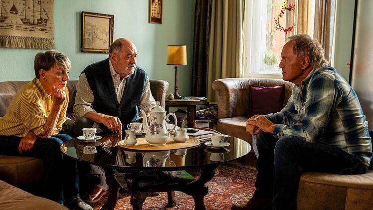 Christel (Eva Wei&szlig;enborn) und Janis (J&uuml;rgen Haug, Mitte) sind auf Betr&uuml;ger hereingefallen. Werner Tr&auml;sch (Uwe Ochsenknecht) versucht ihnen zu helfen.