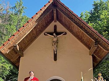 Zum 40. Mal wurde an der Mutter-Gottes-Kapelle in Neuses-Poxstall Gottesdienst gefeiert. Pfarrer Florian Stark hielt die Predigt. Die Kapelle wurde in den 1980er Jahren renoviert und wird seither von der Dorfgemeinschaft in Eigenleistung erhalten.