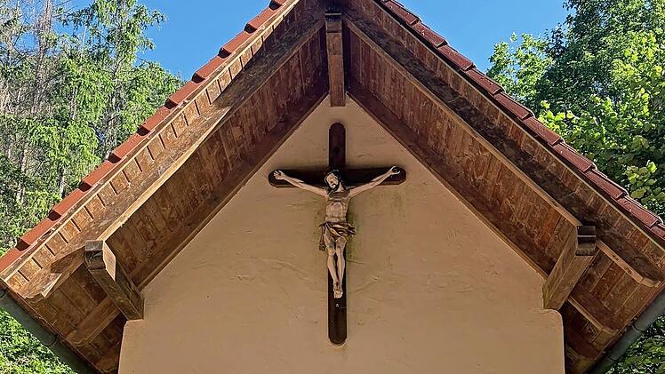 Zum 40. Mal wurde an der Mutter-Gottes-Kapelle in Neuses-Poxstall Gottesdienst gefeiert. Pfarrer Florian Stark hielt die Predigt. Die Kapelle wurde in den 1980er Jahren renoviert und wird seither von der Dorfgemeinschaft in Eigenleistung erhalten.