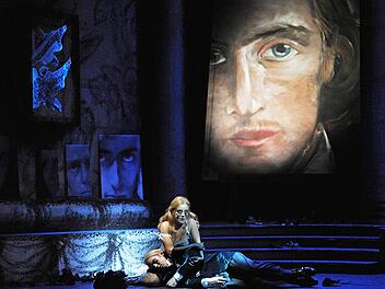 Tödliches Finale: Joel Annmo als Dorian Gray, Anna Gütter als Sibyl Vane.  Foto: Andrea Kremper